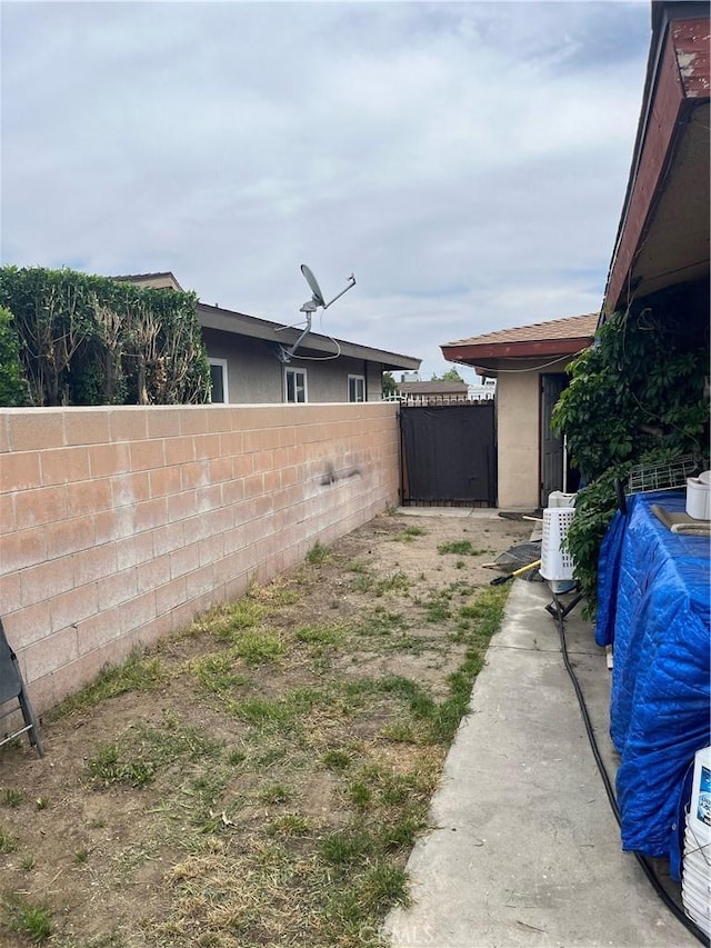 9846 Tamarind Ave, Bloomington, CA 92316 - view of yard featuring fence