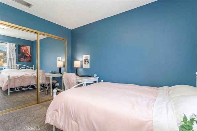 33693 Cattle Creek Rd, Acton, CA 93510 - bedroom featuring carpet, a closet, and a textured ceiling