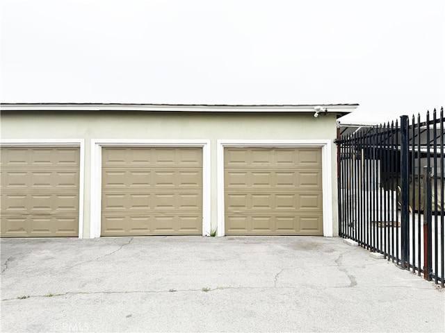 1330 S Reservoir St, Pomona, CA 91766 - garage with fence