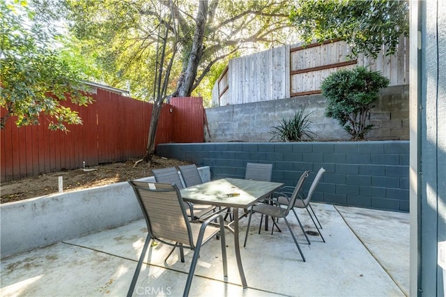 4524 Mananita Ave, Atascadero, CA 93422 - fenced backyard with a patio area and outdoor dining area