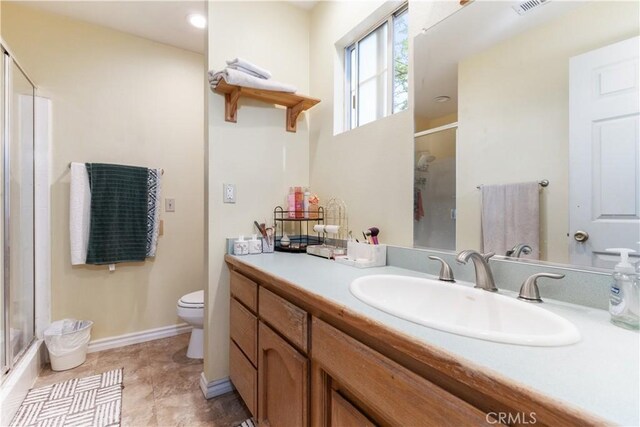 4524 Mananita Ave, Atascadero, CA 93422 - bathroom with a shower with door, toilet, vanity, baseboards, and recessed lighting