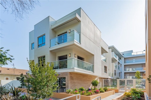 view of apartment building / complex