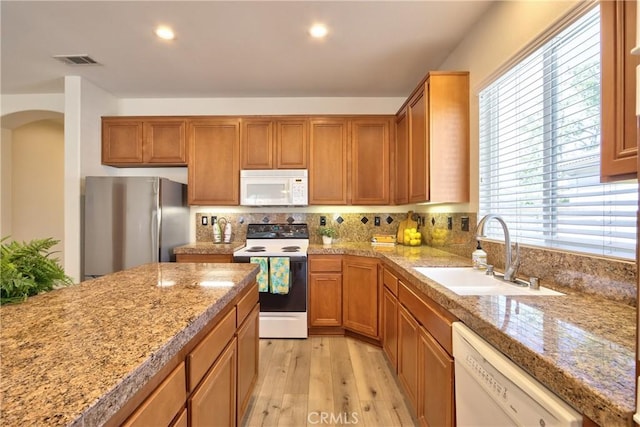 28046 Crystal Spring Dr, Menifee, CA 92584 - kitchen with white appliances, a sink, healthy amount of natural light, light wood finished floors, and recessed lighting