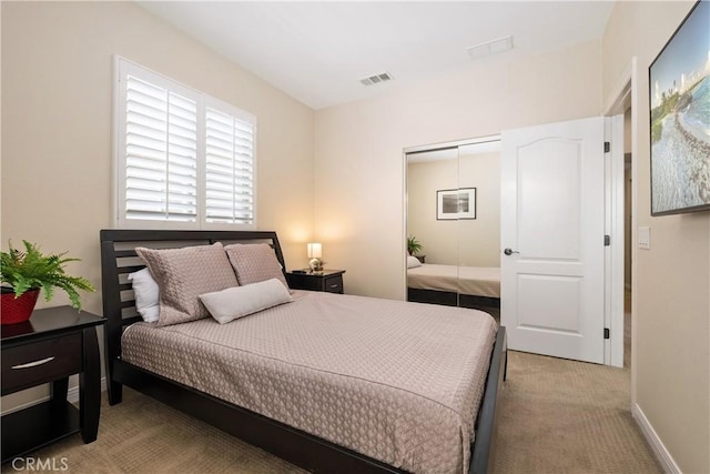 bedroom featuring carpet flooring and a closet