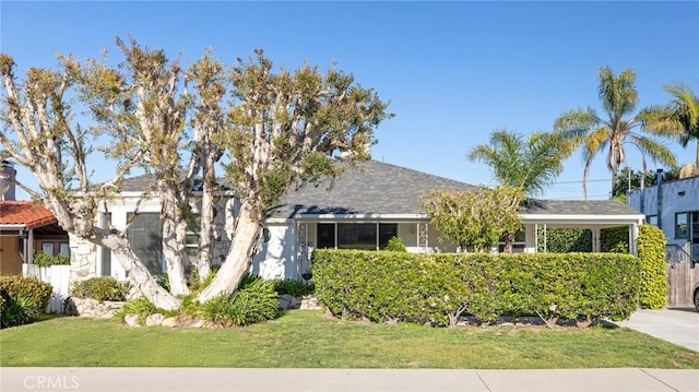 view of front of property featuring a front yard