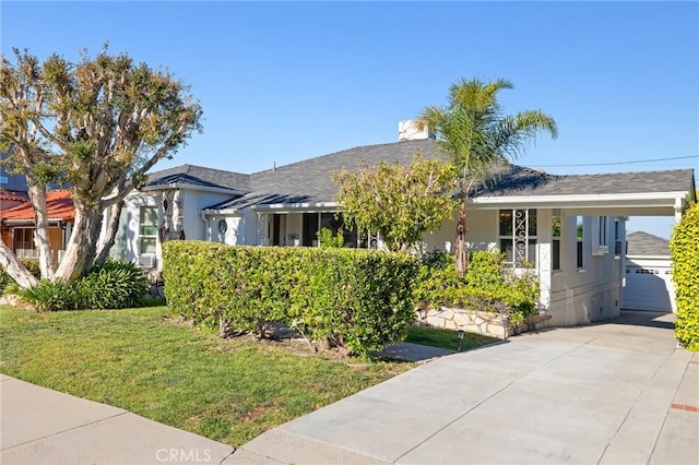 view of front of home with a front lawn, driveway, and a carport