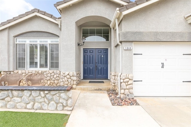 1044 Shadow Crest Cir, Corona, CA 92881 - entrance to property featuring stucco siding, a garage, and concrete driveway