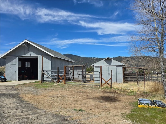 1014 Dusty Rd, Frazier Park, CA 93225 - view of pole building featuring fence and a mountain view