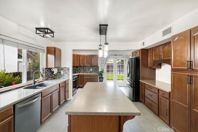 13607 Chaparral Trl, Yucaipa, CA 92399 - kitchen featuring a sink, stainless steel appliances, backsplash, a kitchen island, and light tile patterned flooring