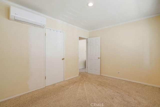 unfurnished bedroom featuring a wall unit AC, carpet flooring, ornamental molding, recessed lighting, and baseboards