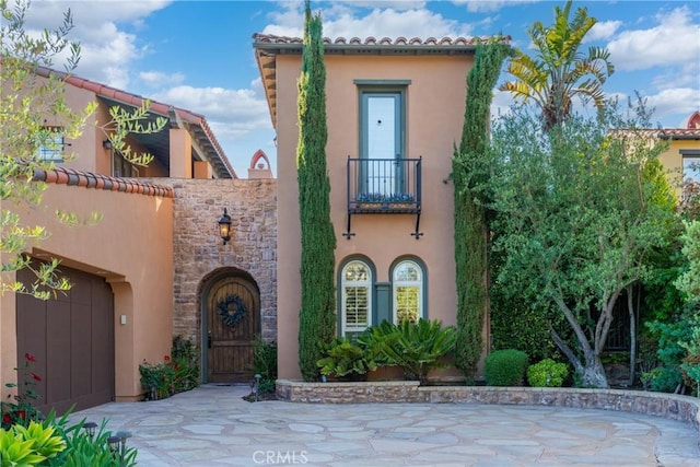 7 Ocean Heights Dr, Newport Coast, CA 92657 - mediterranean / spanish-style home featuring a balcony, stucco siding, and a tiled roof