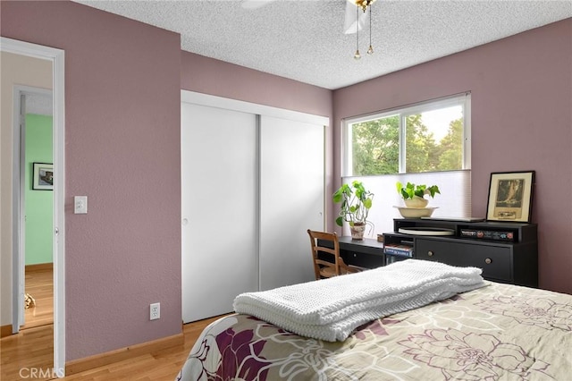 788 Marcia Ct, Chico, CA 95973 - bedroom featuring a closet, light wood-style floors, a textured ceiling, and a ceiling fan