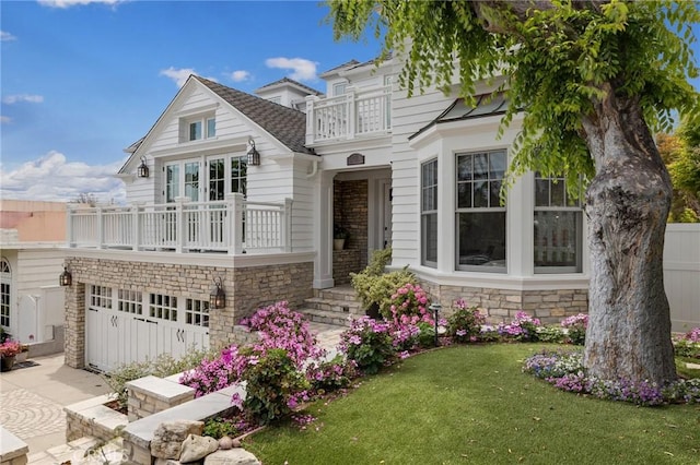 2711 Elm Ave, Manhattan Beach, CA 90266 - view of front facade with a balcony, stone siding, and a front lawn