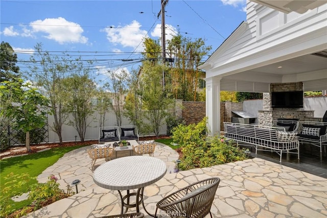 2711 Elm Ave, Manhattan Beach, CA 90266 - view of patio featuring a fenced backyard and an outdoor living space with a fireplace