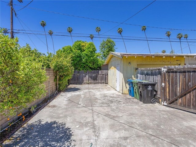 911 N Dos Robles Pl, Alhambra, CA 91801 - view of patio / terrace featuring a fenced backyard