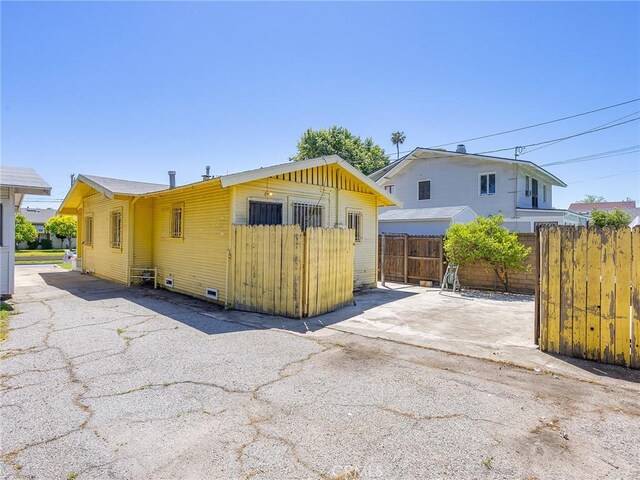 911 N Dos Robles Pl, Alhambra, CA 91801 - bungalow-style house featuring fence