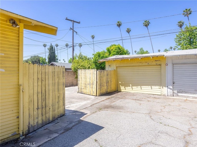 911 N Dos Robles Pl, Alhambra, CA 91801 - garage featuring fence