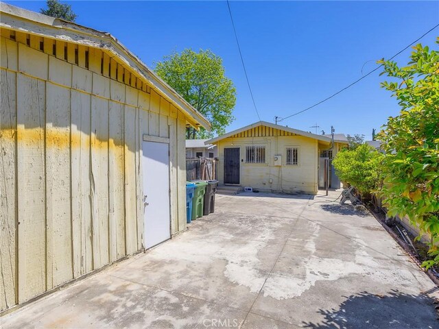 911 N Dos Robles Pl, Alhambra, CA 91801 - view of side of property featuring a patio and fence