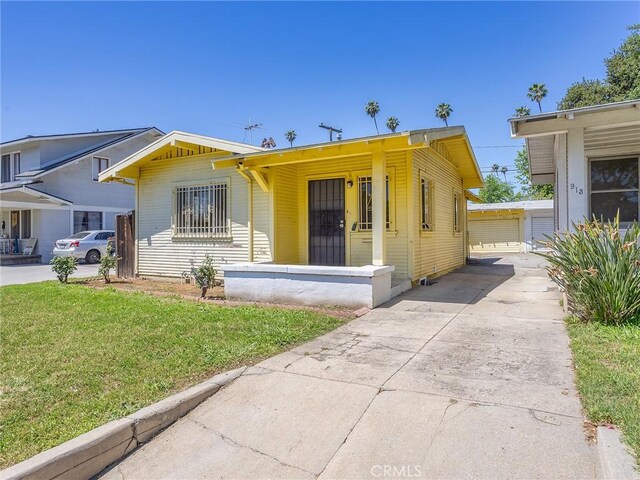911 N Dos Robles Pl, Alhambra, CA 91801 - bungalow-style house with a front yard and driveway