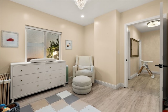 living area featuring light wood-style flooring, a chandelier, baseboards, and recessed lighting