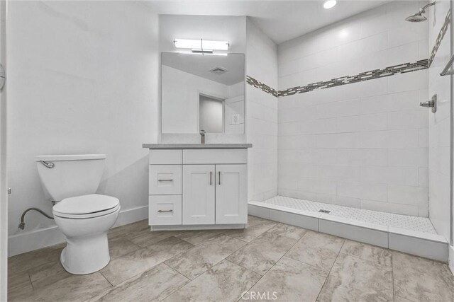 547 N Wilson Ave Unit 2, Pasadena, CA 91106 - bathroom featuring toilet, a tile shower, vanity, and recessed lighting