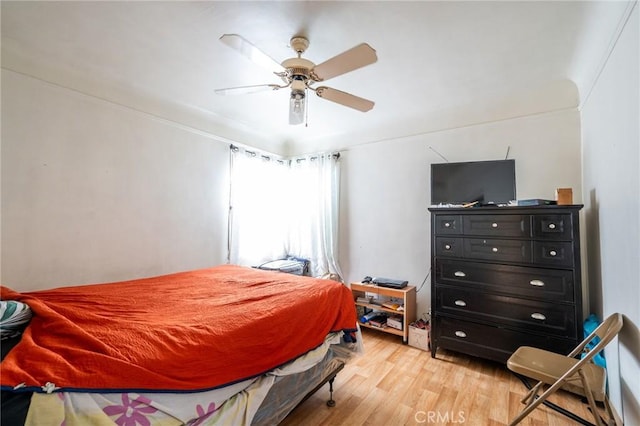 bedroom featuring light wood finished floors and a ceiling fan