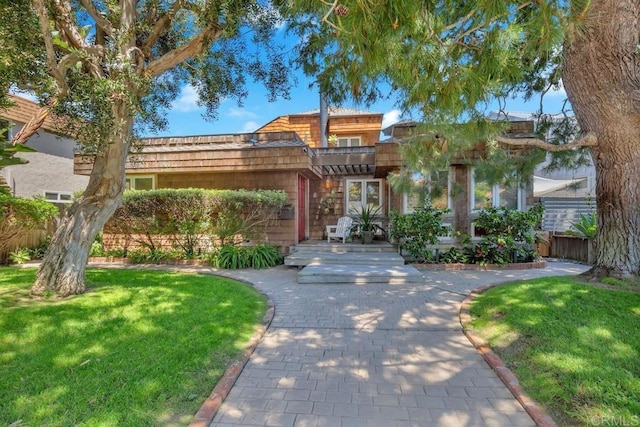 view of front of property featuring a front yard