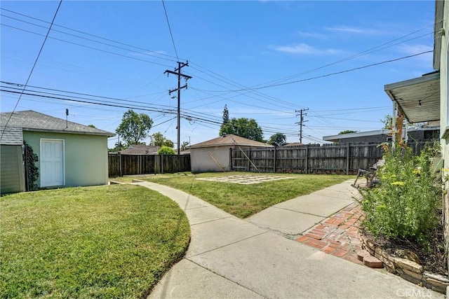 view of yard featuring an outbuilding