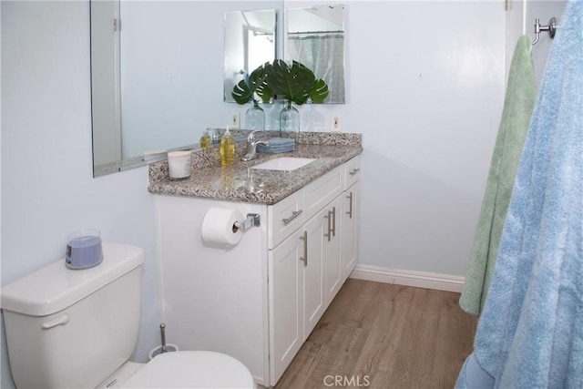 2852 Sawtelle Blvd Unit 41, Los Angeles, CA 90064 - bathroom with wood finished floors, vanity, toilet, and baseboards