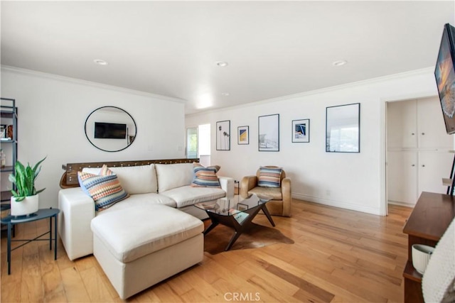 living area featuring crown molding, light wood-style flooring, baseboards, and recessed lighting
