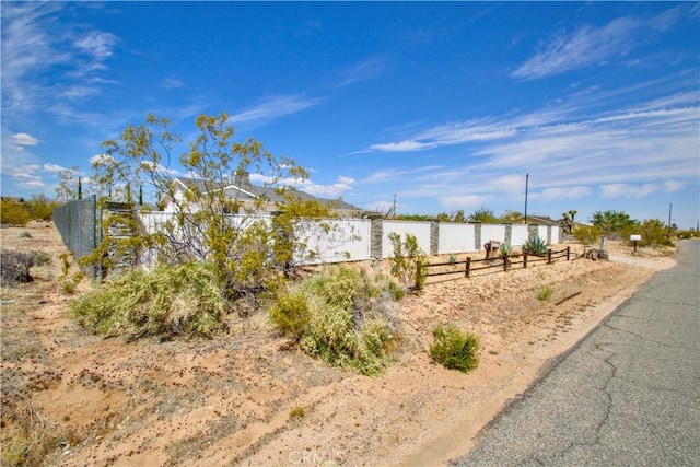 3872 Balsa Ave, Yucca Valley, CA 92284 - view of yard featuring fence