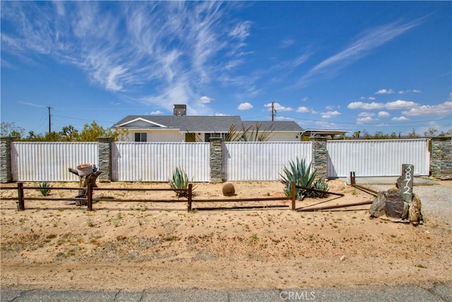 3872 Balsa Ave, Yucca Valley, CA 92284 - view of front facade featuring a fenced front yard