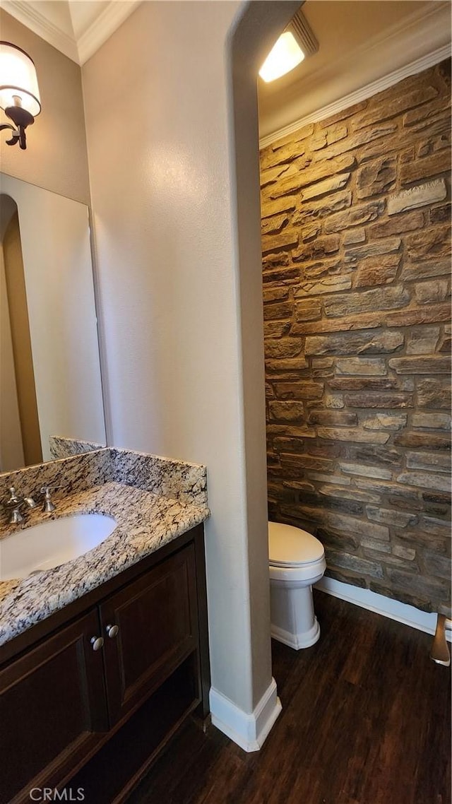 31820 Paseo Tarazona, San Juan Capistrano, CA 92675 - bathroom with baseboards, vanity, wood finished floors, toilet, and crown molding