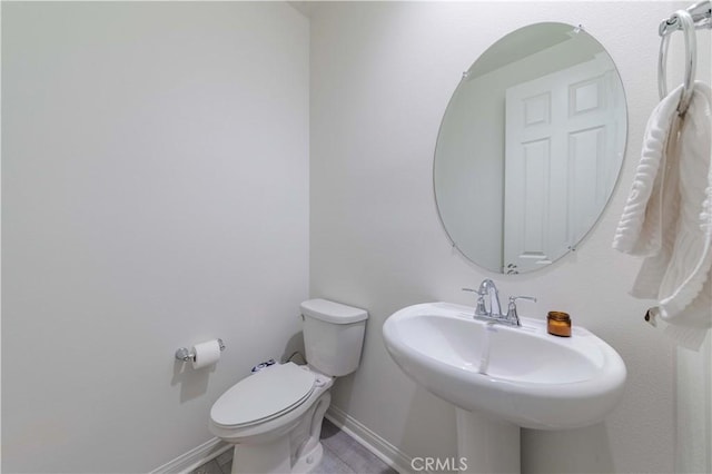 14991 Cavetto Ln, Fontana, CA 92336 - bathroom featuring toilet, baseboards, and a sink