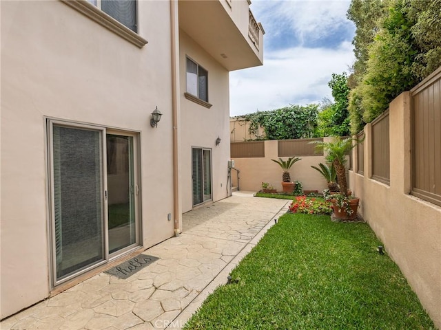 229 N Juanita Ave Unit B, Redondo Beach, CA 90277 - view of yard featuring a patio