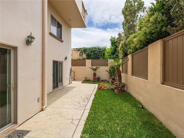 229 N Juanita Ave Unit B, Redondo Beach, CA 90277 - view of yard with a patio area