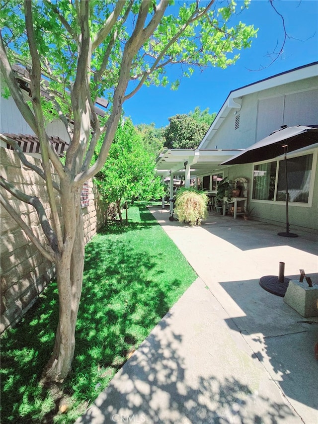 3889 Acorn Ct, Simi Valley, CA 93063 - view of yard featuring a patio area