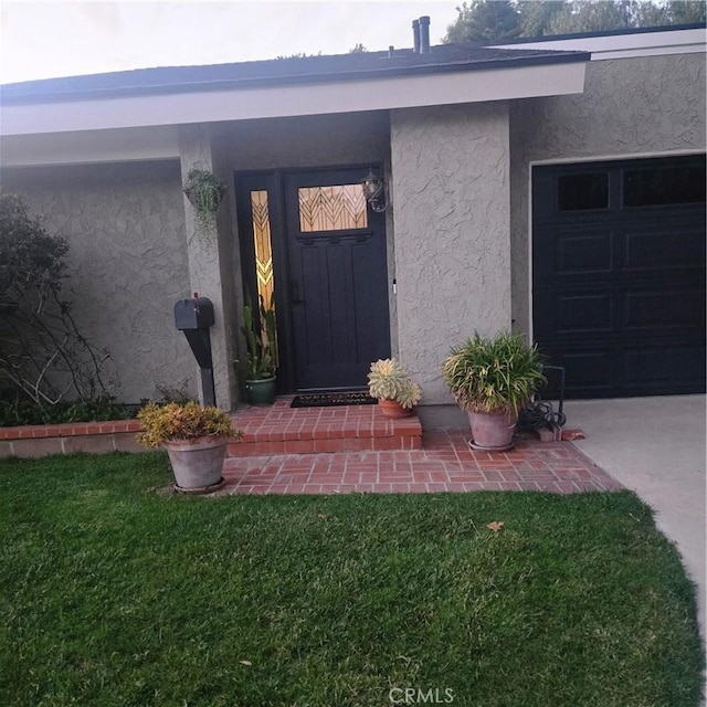 3889 Acorn Ct, Simi Valley, CA 93063 - property entrance featuring stucco siding, a garage, and a lawn