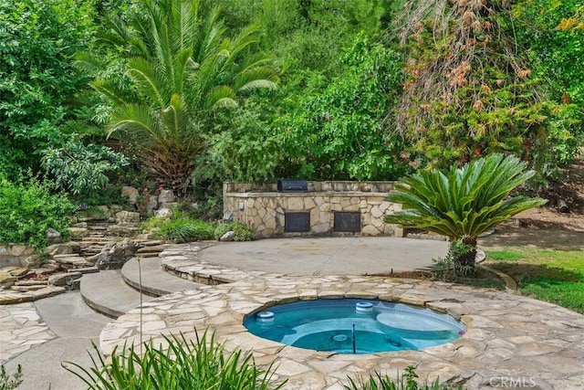 2484 Chauncy Pl, Riverside, CA 92506 - view of pool with an in-ground hot tub