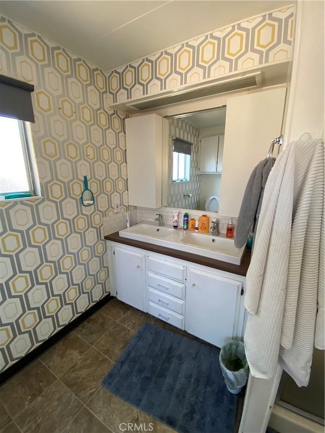 560 Silver Leaf Dr, Oroville, CA 95966 - full bath featuring wallpapered walls and double vanity
