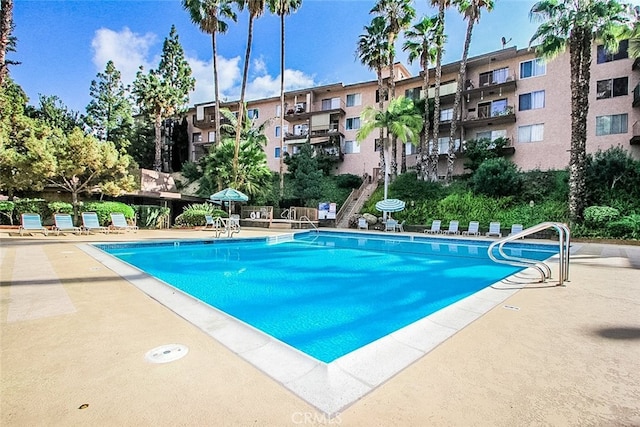1517 E Garfield Ave Unit 94, Glendale, CA 91205 - community pool with a patio