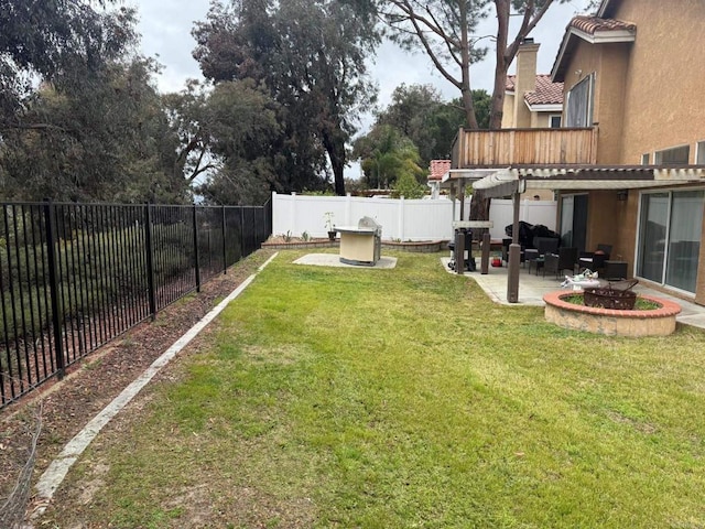43075 Corte Fresca, Temecula, CA 92592 - fenced backyard featuring a patio