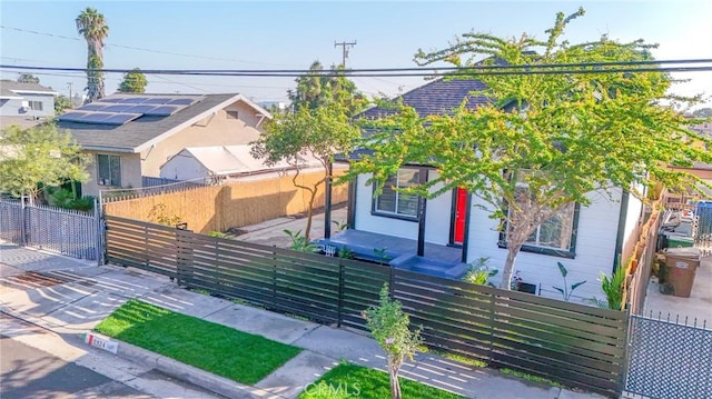 view of front of house featuring a fenced front yard