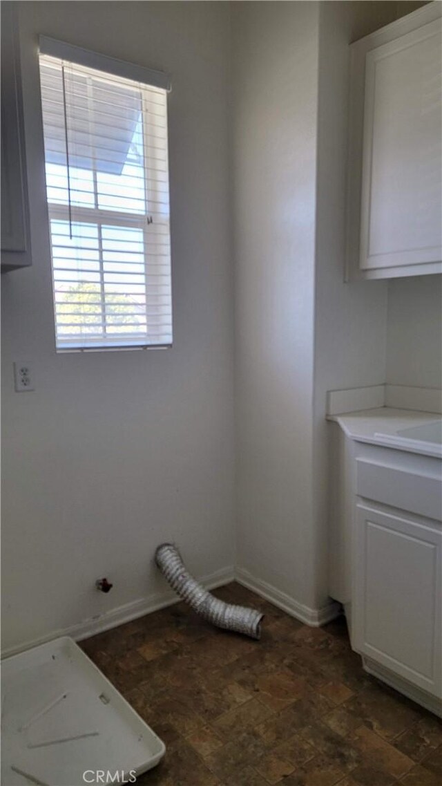 29746 Maxmillian Ave, Murrieta, CA 92563 - laundry area featuring baseboards and cabinet space