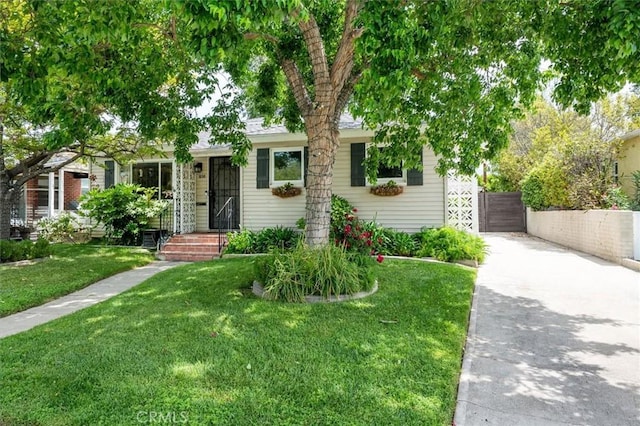 850 N Naomi St, Burbank, CA 91505 - view of front facade featuring a front lawn