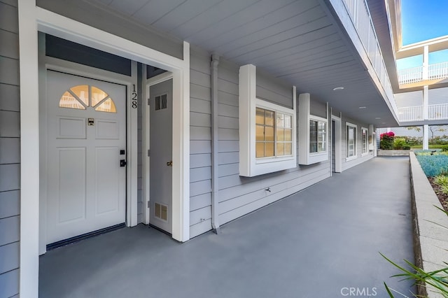 property entrance featuring a porch
