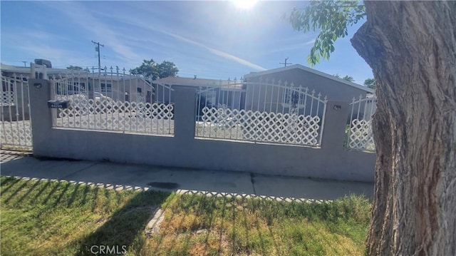 44709 6th St E, Lancaster, CA 93535 - gate featuring fence