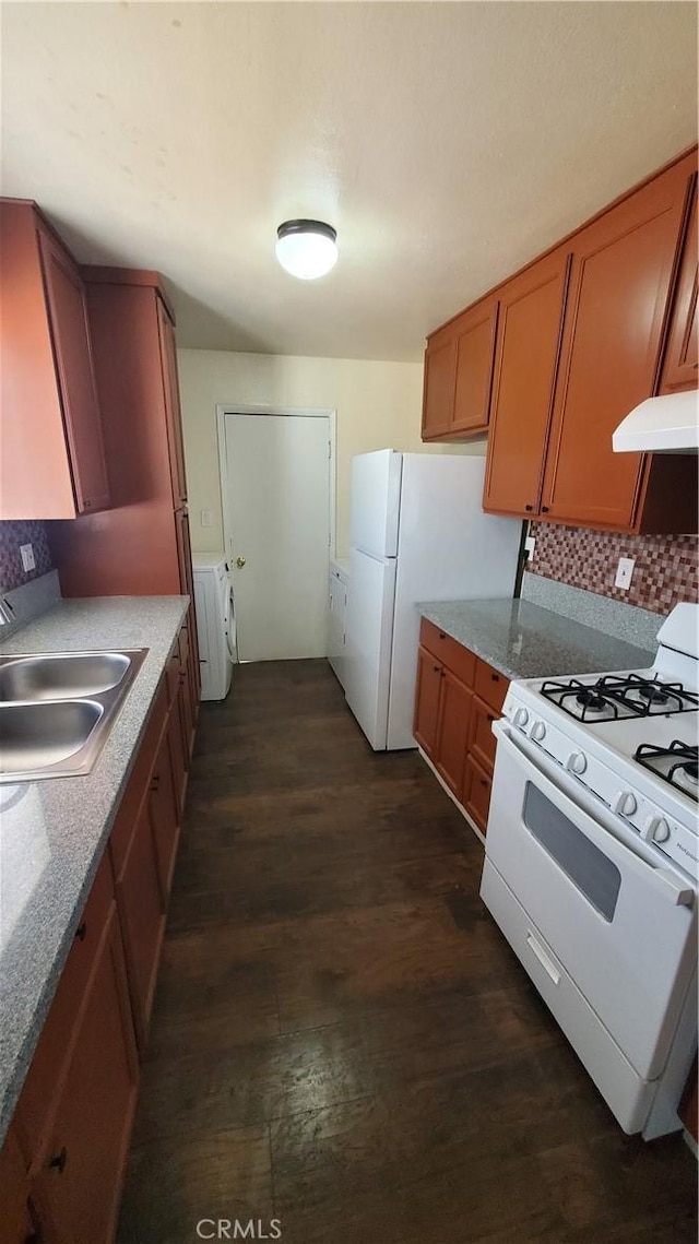 44709 6th St E, Lancaster, CA 93535 - kitchen with white appliances, a sink, under cabinet range hood, dark wood-type flooring, and backsplash