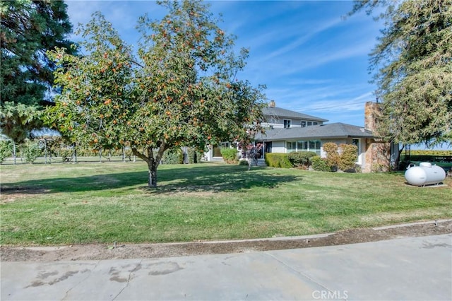 view of front of property featuring a front yard