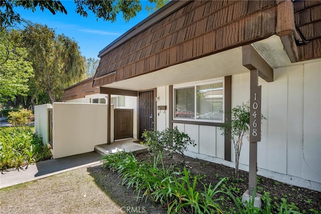 property entrance with mansard roof